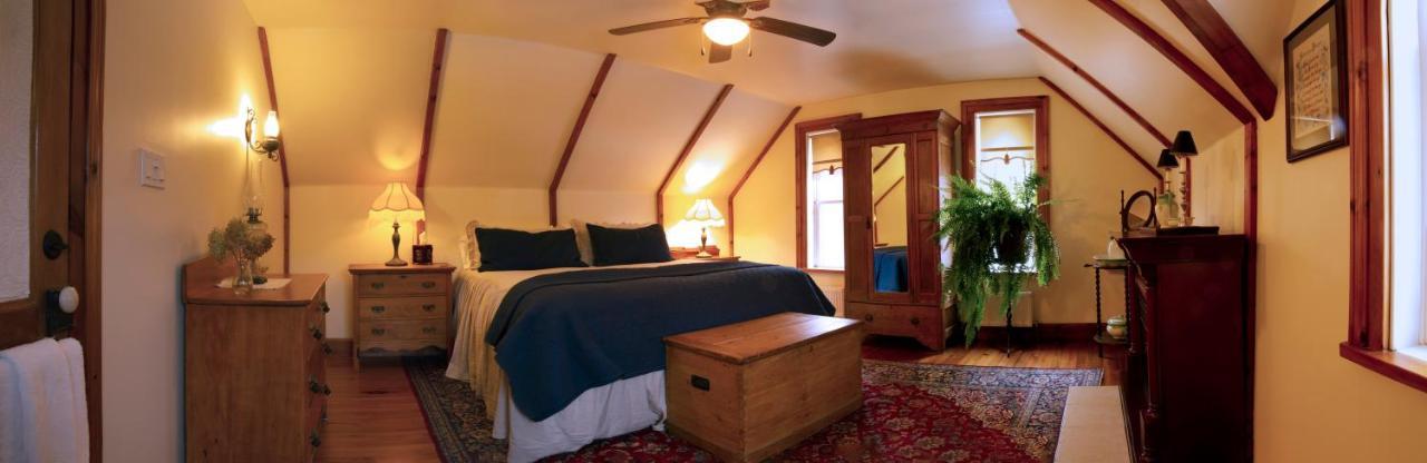 Sawyer'S Creek Bed And Breakfast Algonquin Highlands Exterior photo